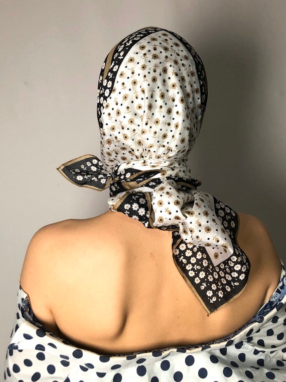 60s Huge Daisy Print Floral Pattern White Beige an