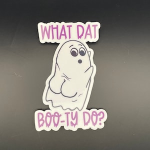 Puede incluir: Un fantasma blanco con una expresión de sorpresa, que lleva una sábana blanca con un contorno rosa. El fantasma dice "What dat boo-ty do?" en texto rosa.
