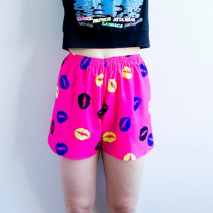 Kiss Pink Banani Shorts Designer Sommer Strand High Waisted Federlicht Handmade Shorts Bild 1