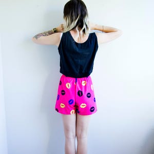Kiss Pink Banani Shorts Designer Sommer Strand High Waisted Federlicht Handmade Shorts Bild 2