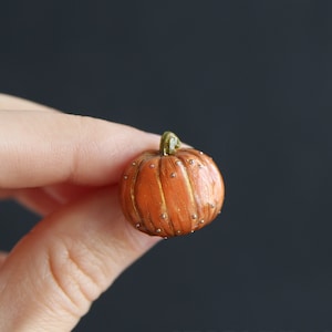 Halloween Pumpkin Brooch Halloween jewelry Pumpkin pin Fall Accessories Floral polymer clay Gothic accessories cute Holiday Orange Autumn