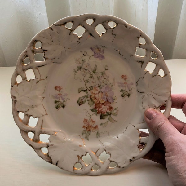 Oval Plate Retro Flower