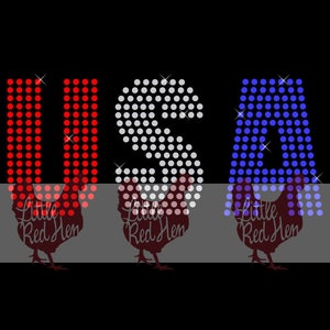 Könnte beinhalten: Rote, weiße und blaue Strasssteine bilden die Buchstaben "USA" mit einer Hahnensilhouette unter jedem Buchstaben. Der Text "Little Red Hen" befindet sich unter jedem Hahn.