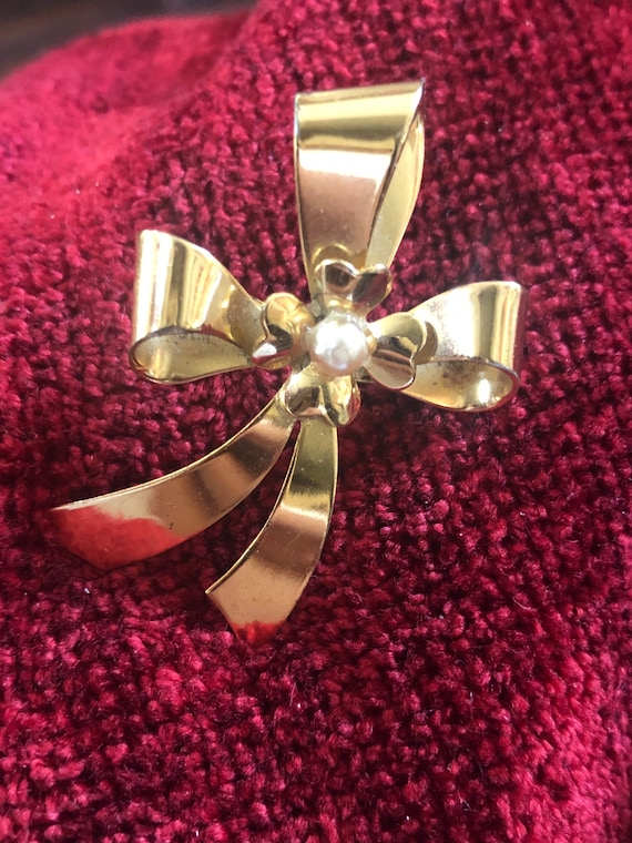 Coro vintage bow pearl gold color pin
