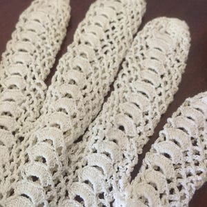 Vintage cream crochet gloves image 3