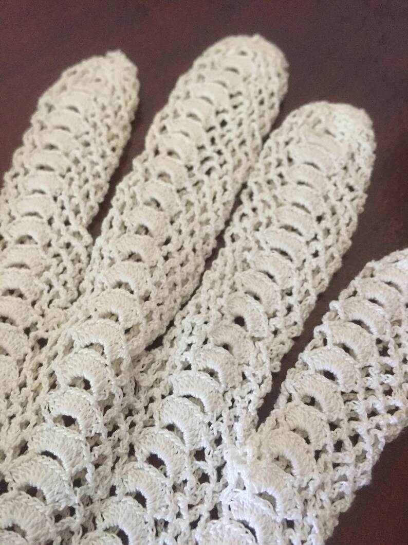 Vintage cream crochet gloves image 3