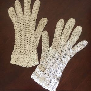 Vintage cream crochet gloves image 1