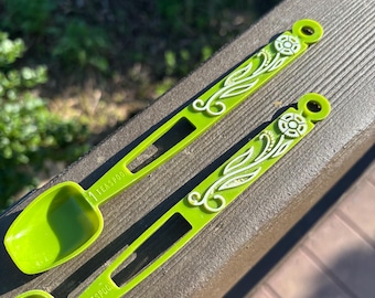 Sweet green measuring spoon set of 4 green and white vintage