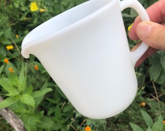 Vintage Pyrex milk glass creamer D shaped handle 8 ounces pour spout