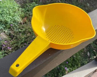 Vintage Tupperware strainer in happy sunny yellow  1982 holds 1 quart