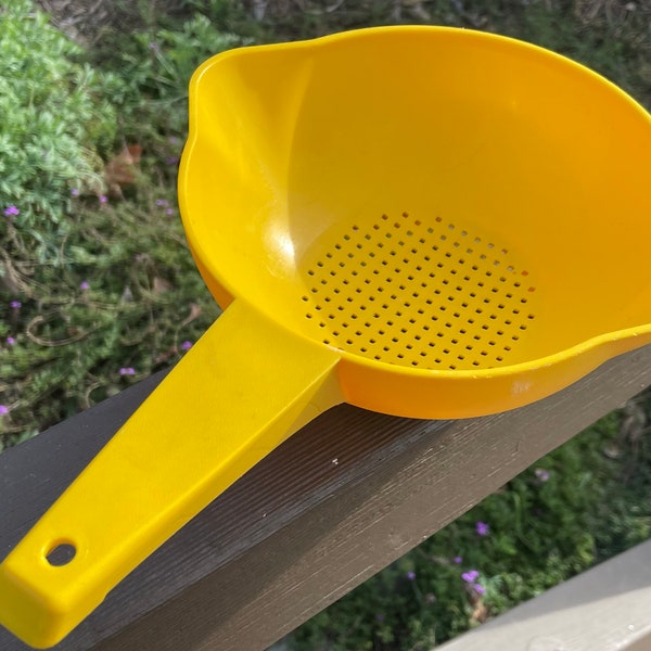 Vintage Tupperware strainer in happy sunny yellow  1982 holds 1 quart