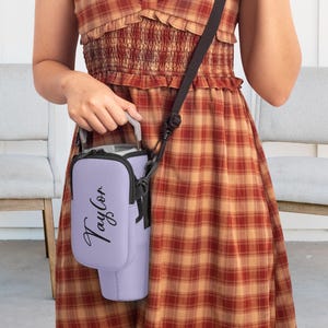 Benutzerdefinierte Name 40 Unzen Tassenbeutel mit Gurt Lavendel Personalisierte Becher Tasche Tasse Zubehör Wasserflasche Tasche Halter Handyträger