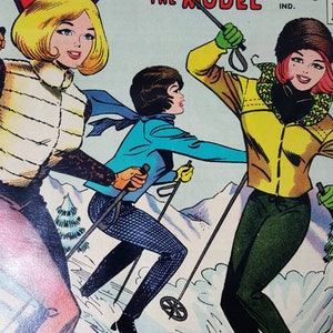 Puede incluir: Portada de cómic con tres mujeres esquiando. El título "MILLIE THE MODEL" está en rojo. El texto de la portada dice "FUN ON SKIS + ROMANCE + ADVENTURE = WHERE THE ACTION IS!" Ilustración de cómic vintage.