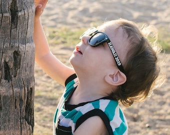 Personalisierte schwarze Kinder-Sonnenbrille, Gastgeschenk für Kinderpartys, Mitgebsel für Kindergeburtstage, Geschenktütenfüller, Gastgeschenk für Poolpartys, Gastgeschenk für Strandpartys
