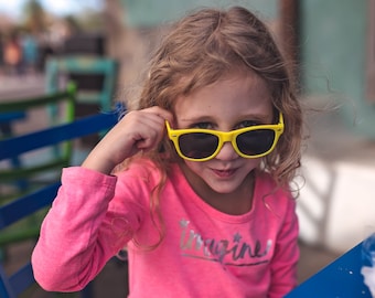 Personalisierte gelbe Kinder-Sonnenbrille, Mitgebsel für Kinderpartys, Geburtstagsgeschenke, Geschenktüten, Mitgebsel für Poolpartys, Mitgebsel für Strandpartys