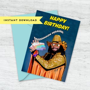 Puede incluir: Una tarjeta de cumpleaños con la imagen de un hombre con una chaqueta dorada con lentejuelas y un sombrero de vaquero sosteniendo un pastel de arcoíris. La tarjeta dice "Happy Birthday! YEAAAAH!" e "Instant Download". Hay un sobre azul claro detrás de la tarjeta.