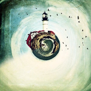 Peut inclure: Un monde miniature avec un phare et un bâtiment au toit rouge sur un paysage tourbillonnant vert et brun. La scène est entourée d'un anneau d'oiseaux noirs volant dans un ciel bleu et blanc.