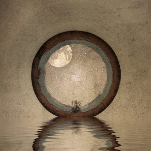 Peut inclure: Un cadre en bois circulaire offrant une vue sur la lune et les étoiles dans un ciel nocturne. Le cadre se reflète dans une étendue d'eau calme.