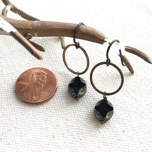 unique earrings glass beads lead /& nickel free niobium wire hypoallergenic Earrings Hammered brass