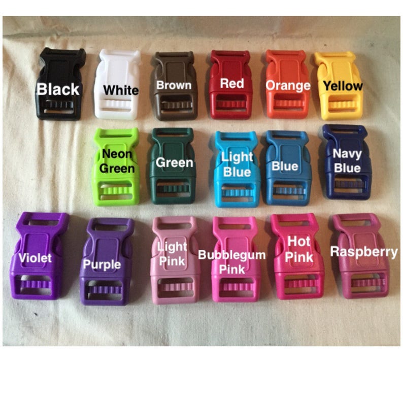 Op de afbeelding: Een set van drie keramische nestkommen in blauwe, groene en witte tinten. De kommen hebben een gespikkelde glazuur en een eenvoudig, modern ontwerp. De grootste kom heeft een diameter van ongeveer 15 cm.