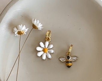Bee charm, Flower charm, Daisy charm, Charms for dogs, Pet charms, enamel charms, Spring Charms