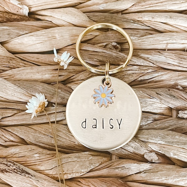 Placa de identificación para mascotas de latón estampada a mano, dije de margarita, placa de identificación personalizada