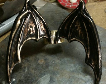 Anillo de alas de demonio