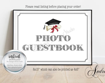 Puede incluir: Señal de libro de visitas de fotos imprimible en blanco y negro con una ilustración de un gorro de graduación y un diploma. El letrero dice "Photo Guestbook" y mide 8x10 pulgadas, pero también se puede imprimir en 4x5 pulgadas.