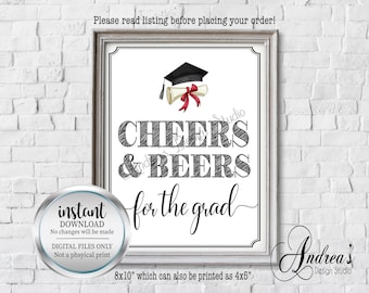 Puede incluir: Un cartel imprimible de 20,3 x 25,4 cm con un diseño de gorro de graduación y diploma en blanco y negro. El texto dice "Cheers & Beers for the Grad".