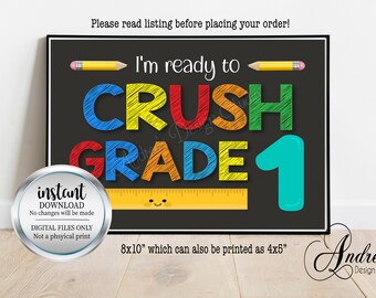 Puede incluir: Un letrero de pizarra negra con el texto "I'm ready to CRUSH GRADE 1" en letras coloridas que parecen de crayón. El letrero también tiene una regla amarilla con una carita sonriente y dos lápices. El texto "instant DOWNLOAD No changes will be made DIGITAL FILES ONLY Not a physical print" está en un círculo plateado. El letrero mide 8x10 pulgadas y se puede imprimir en 4x5 pulgadas.