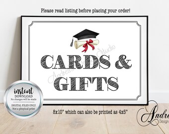 Puede incluir: Un cartel imprimible de 20,3 x 25,4 cm con texto negro que dice "CARDS & GIFTS" en un estilo de escritura a mano. Un gorro de graduación negro con un borla rojo y blanco y un diploma enrollado están por encima del texto. El cartel es para una fiesta de graduación.