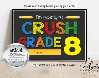 Puede incluir: Un letrero de pizarra negra con el texto "I'm ready to CRUSH GRADE 8" en letras coloridas de estilo manuscrito. El letrero también incluye una regla amarilla con una carita sonriente y dos lápices. El letrero mide 8x10 pulgadas y se puede imprimir en 4x5 pulgadas.