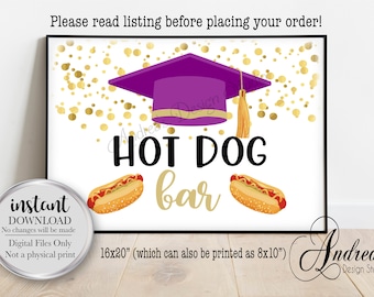 Puede incluir: Señal imprimible para una fiesta de graduación con un gorro de graduación morado y confeti dorado. El cartel dice "Hot Dog Bar" y mide 16x20 pulgadas.