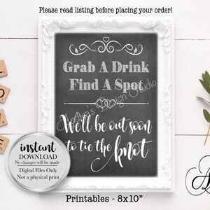飲み物を片手に場所を探し、すぐに結婚式を挙げに行きます。結婚式の看板、結婚式の装飾、結婚式のプリント、即時ダウンロード、デジタルファイル