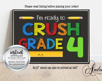 Puede incluir: Un cartel de pizarra negra con el texto "I'm ready to CRUSH GRADE 4" en letras de colores. El cartel también incluye una regla amarilla con una carita sonriente y dos lápices. El cartel mide 8x10 pulgadas y se puede imprimir en 4x5 pulgadas.