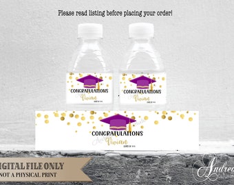 Puede incluir: Etiquetas de botellas de agua para una fiesta de graduación de color morado y dorado con confeti dorado y el texto "Felicidades Vivian Clase de 2023".