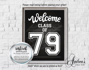 Puede incluir: Señal imprimible en blanco y negro que dice "Welcome Class of 79" con un fondo de pizarra. Los números 79 están en una fuente blanca grande con un contorno negro. La señal mide 40,64 cm x 50,8 cm y se puede imprimir en 20,32 cm x 25,4 cm.