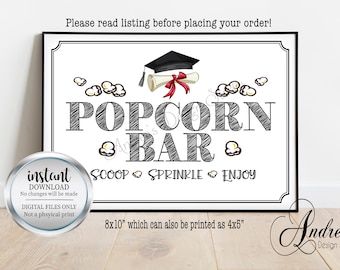 Puede incluir: Un cartel imprimible en blanco y negro que dice "Popcorn Bar" con una ilustración de un gorro de graduación y un diploma. El cartel también dice "Scoop, Sprinkle, Enjoy" y mide 8x10 pulgadas.