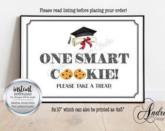 Puede incluir: Un cartel imprimible con texto negro sobre fondo blanco que dice "One Smart Cookie! Please Take A Treat!" con un gorro de graduación y un diploma sobre el texto y dos galletas con chispas de chocolate debajo del texto. El cartel mide 8x10 pulgadas y se puede imprimir como 4x5 pulgadas.