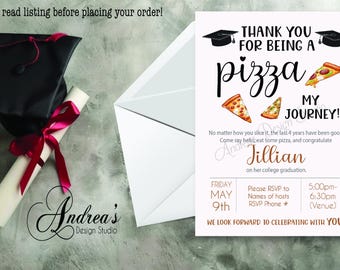 Puede incluir: Invitación a una fiesta de graduación con temática de pizza. La invitación presenta un gorro de graduación, rebanadas de pizza y el texto "¡Gracias por ser una pizza de mi viaje!" La invitación es para la graduación universitaria de Jillian el viernes 9 de mayo.
