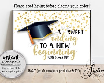 Puede incluir: Un cartel blanco imprimible con confeti dorado y una gorra de graduación negra. El texto dice "Un dulce final para un nuevo comienzo. Disfruta de un capricho". El cartel mide 40,64 x 50,8 cm y se puede imprimir en 20,32 x 25,4 cm.