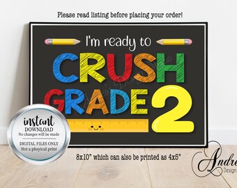 Puede incluir: Una pizarra negra con el texto "I'm ready to CRUSH GRADE 2" en una fuente colorida de estilo manuscrito. El texto está rodeado de lápices y una regla con una carita sonriente. El texto "instant DOWNLOAD" está en un círculo plateado con fondo azul. El texto "No changes will be made" está debajo del círculo. El texto "DIGITAL FILES ONLY" está debajo del texto anterior. El texto "Not a physical print" está debajo del texto anterior. El texto "8x10" que también se puede imprimir como 4x5" está debajo de la pizarra. El texto "Andrea's Design Studio" está debajo del texto anterior.