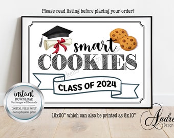 Puede incluir: Un cartel blanco imprimible con texto negro que dice "smart cookies class of 2024". El cartel presenta un gorro de graduación, un diploma y dos galletas con chispas de chocolate.