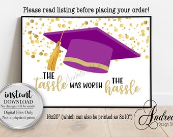 Puede incluir: Un gorro de graduación morado con una borla dorada sobre un fondo blanco con confeti dorado. El texto "THE TASSLE WAS WORTH THE HASSLE" está escrito en letras doradas. El texto "instant DOWNLOAD No changes will be made Digital Files Only Not a physical print 16x20" (which can also be printed as 8x10")" está escrito en negro. El texto "Andrea's Design Studio" está escrito en letras negras.