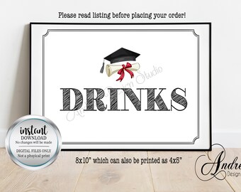 Puede incluir: Un cartel imprimible en blanco y negro con la palabra "DRINKS" en una fuente estilizada. Un gorro de graduación y un diploma están en la esquina superior derecha. El cartel mide 8x10 pulgadas y se puede imprimir como 4x5 pulgadas.