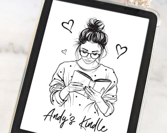 Puede incluir: Lector de libros electrónicos Kindle negro con una funda protectora transparente. La pantalla muestra una ilustración en blanco y negro de una persona leyendo un libro, con el texto "Andy's Kindle". La imagen también incluye tres corazones.