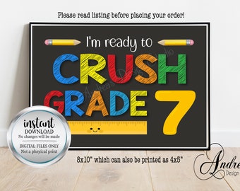Puede incluir: Impresión enmarcada estilo pizarra con el texto "I'm ready to CRUSH GRADE 7" en letras coloridas. Incluye ilustraciones de lápices y reglas. Descarga digital instantánea, disponible en tamaños de 20,32 x 25,4 cm o 10,16 x 12,7 cm.