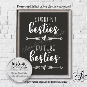 Può includere: Un cartello stampabile in bianco e nero con il testo "CURRENT besties FUTURE besties" con frecce e cuori. Il cartello misura 40,64 cm x 50,8 cm e può anche essere stampato in 20,32 cm x 25,4 cm.