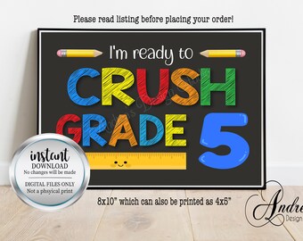 Puede incluir: Un cartel imprimible en blanco y negro con el texto "I'm ready to CRUSH GRADE 5" en letras de colores. El cartel también incluye una regla con una cara sonriente y dos lápices. El cartel mide 8x10 pulgadas y se puede imprimir en 4x5 pulgadas.