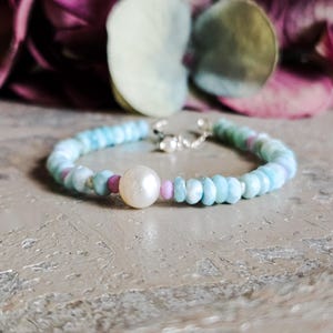 Pulseira de pedras preciosas de verão, Pulseira de pedra preciosa azul, Pulseira de pedras preciosas empilháveis, Praia azul, Gema delicada, Pedra opala, Pulseira de verão, Pulseira oceano
